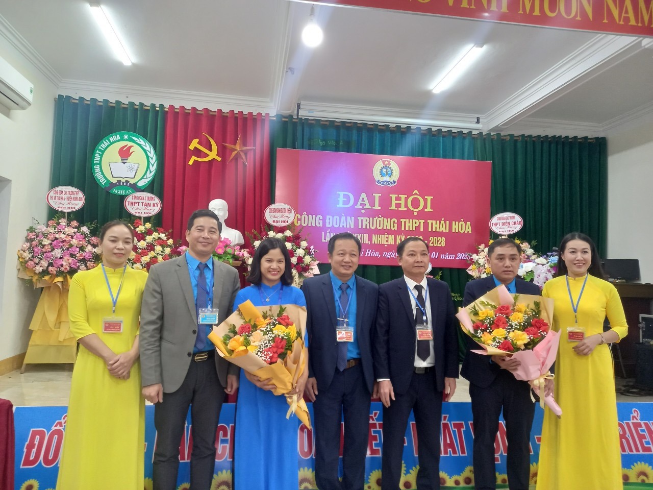 Đại hội đã bầu 5 đồng chí tham gia Ban Chấp hành Công đoàn Trường. Ảnh: Quỳnh Trang