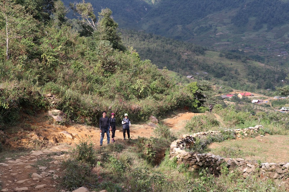 Người dân hai tỉnh Lào Cai và Lai Châu vẫn thường lựa chọn con đường đá này để di chuyển qua lại.