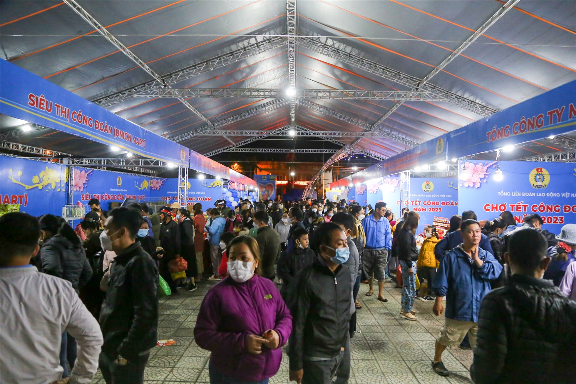 “Chợ Tết Công đoàn năm 2023” Đà Nẵng được tổ chức tại Quảng trường Trung tâm hành chính quận Liên Chiểu từ ngày 06/01/2023 đến ngày 08/01/2023 với hơn 80 gian hàng.