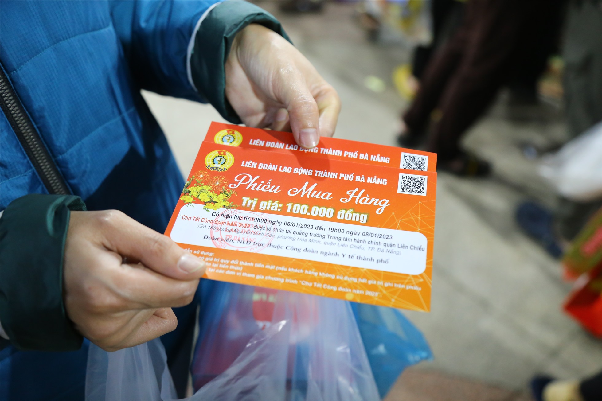 Phiếu mua hàng do Liên đoàn Lao động TP Đà Nẵng trao tặng giúp san sẻ một phần chi phí cho người lao động sắm sửa Tết.