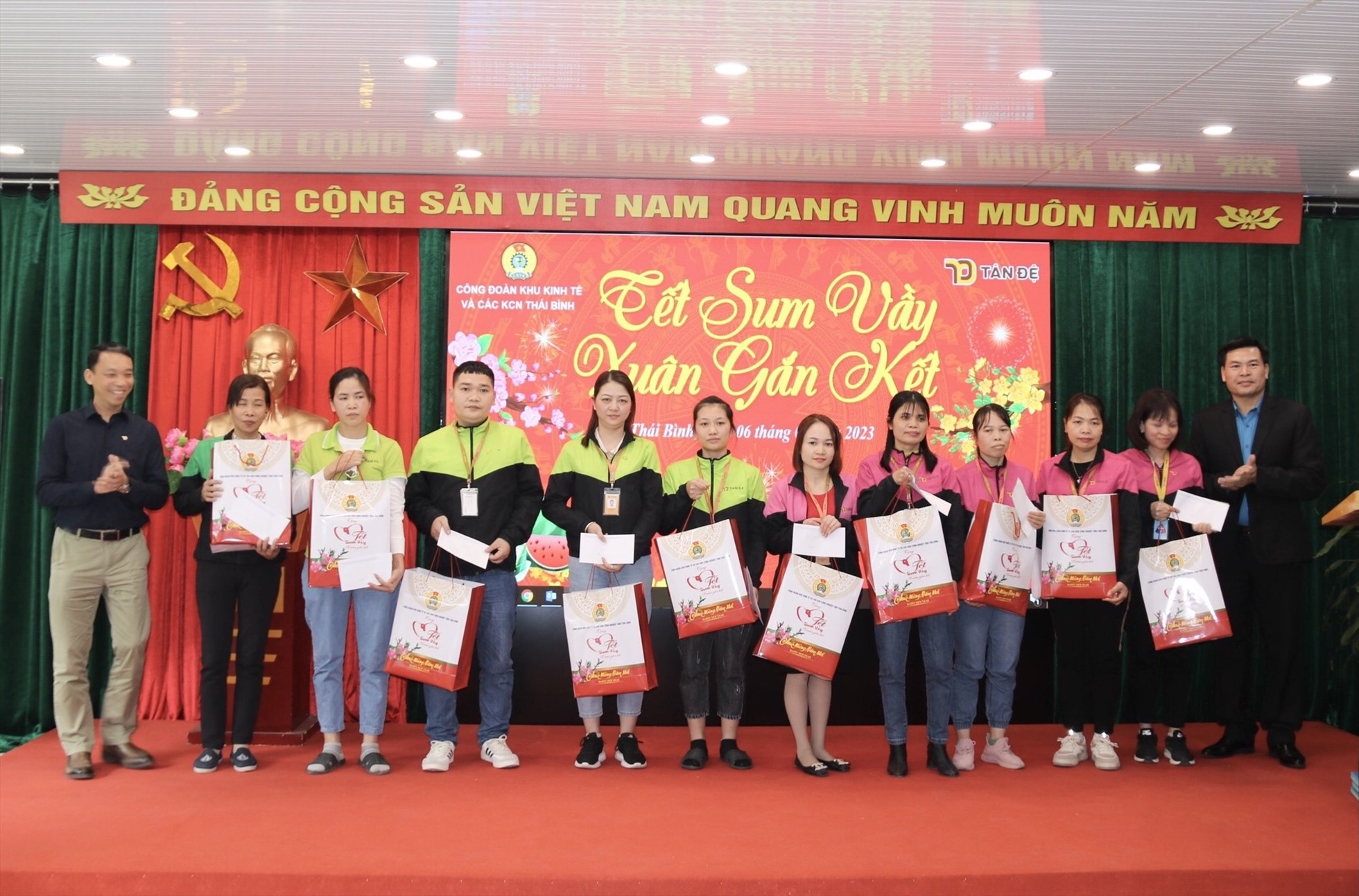Lãnh đạo Công đoàn khu kinh tế và các khu công nghiệp tỉnh Thái Bình và lãnh đạo công ty trao quà Tết cho đoàn viên, CNLĐ. Ảnh Bá Mạnh