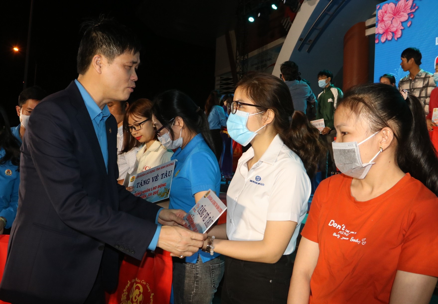 Cũng tại chương trình, ông Ngọ Duy Hiểu đã tặng vé tàu khứ hồi cho công nhân về quê đón Tết.