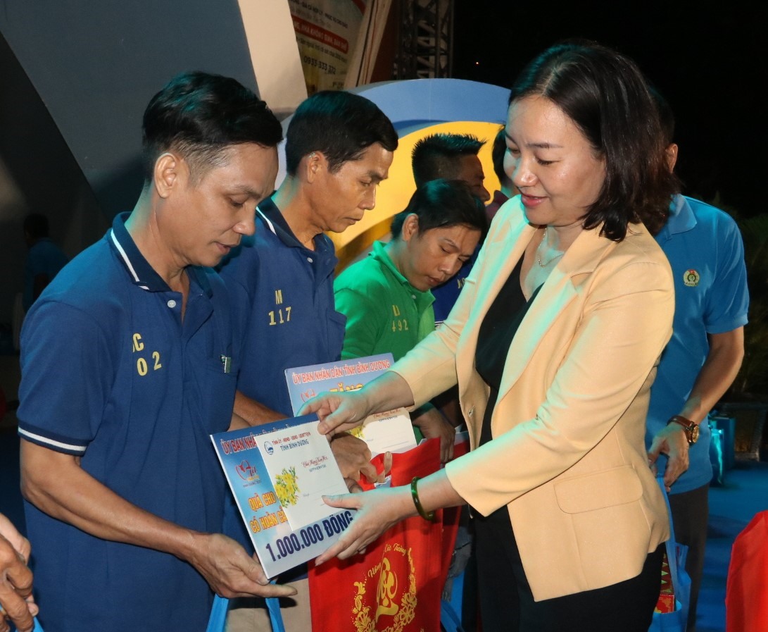 Về dự và trao quà Tết cho công nhân còn có bà Trương Thị Bích Hạnh - Trưởng Ban Tuyên giáo Tỉnh ủy Bình Dương, nguyên Chủ tịch Liên đoàn Lao động tỉnh Bình Dương.
