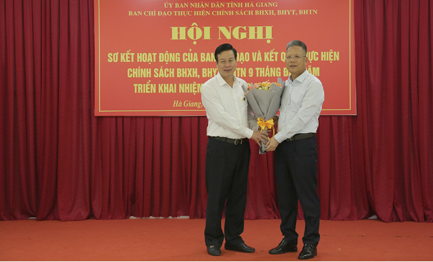 Phó Tổng Giám đốc Trần Đình Liệu trao tặng Kỷ niệm chương Vì sự nghiệp BHXH Việt Nam cho Chủ tịch UBND tỉnh Hà Giang Nguyễn Văn Sơn