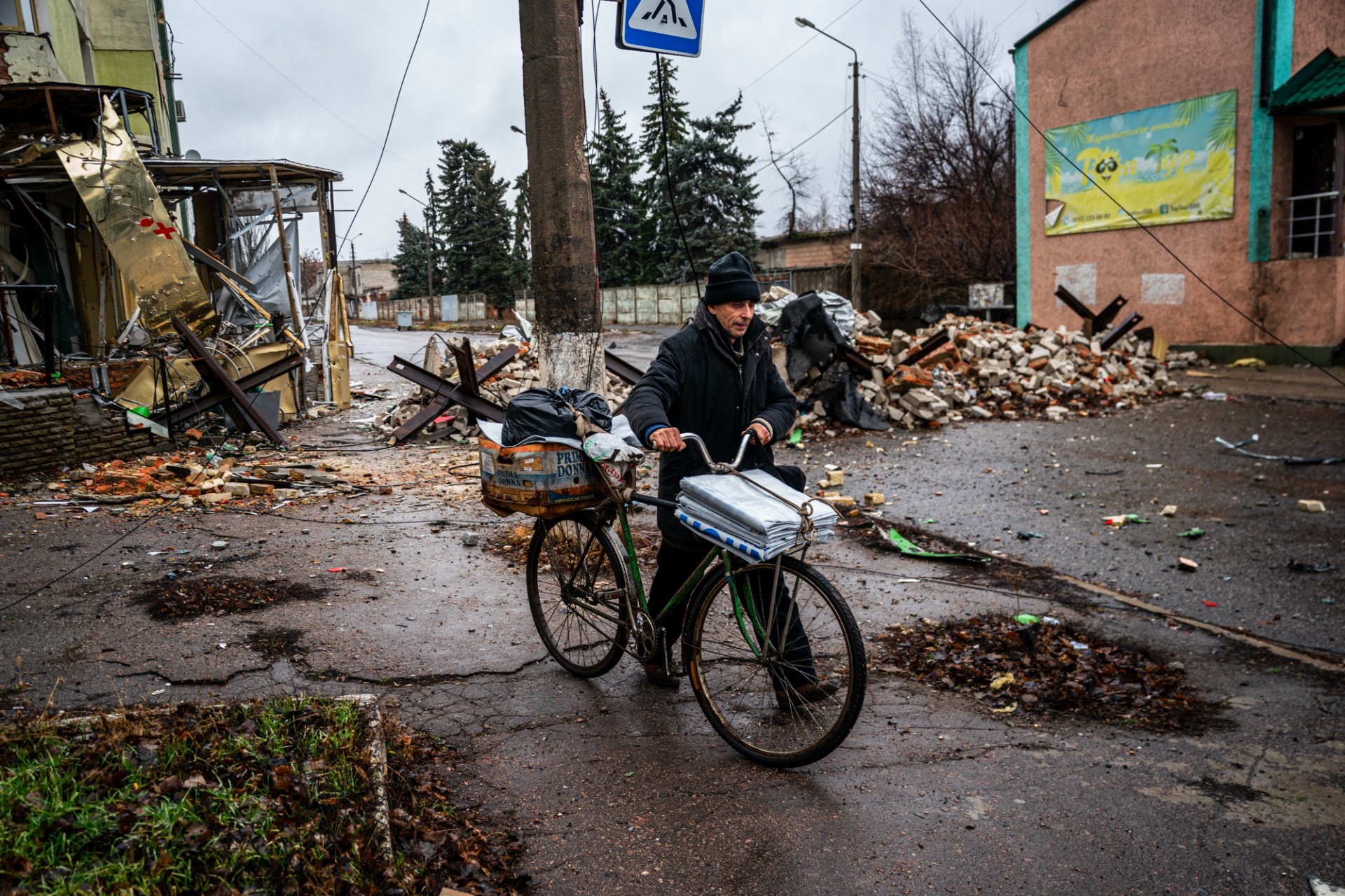 Cư dân ở Bakhmut, vùng Donetsk, Ukraina. Ảnh: AFP