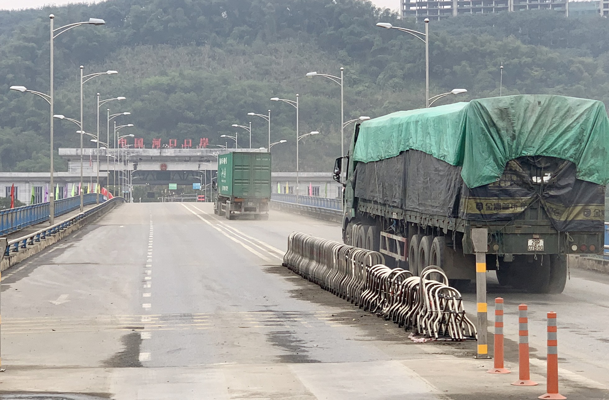 Cửa khẩu quốc tế đường bộ số II (Kim Thành): Mở cửa từ 7h00 đến 22h00 hàng ngày (giờ Hà Nội) kể cả ngày nghỉ, ngày Lễ, ngày Tết cho các đối tượng: Lái xe vận chuyển hàng hóa qua cửa khẩu.