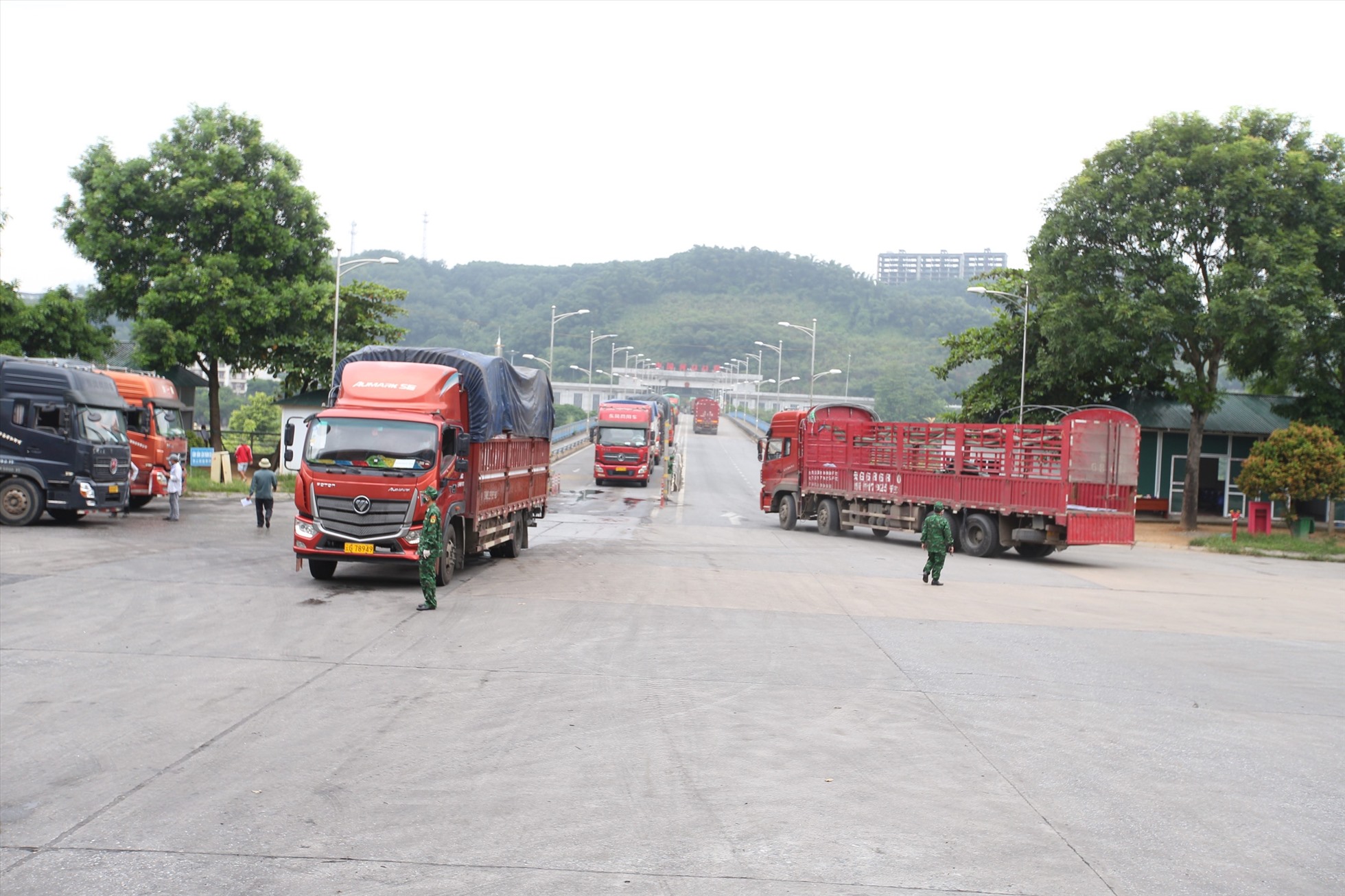 Đồn biên phòng Cửa khẩu quốc tế Lào Cai bổ sung thêm quân số đầy đủ cho các trạm cửa khẩu và phân công các vị trí công tác để chuẩn bị đón các đoàn khách đầu tiên xuất nhập cảnh qua cửa khẩu.
