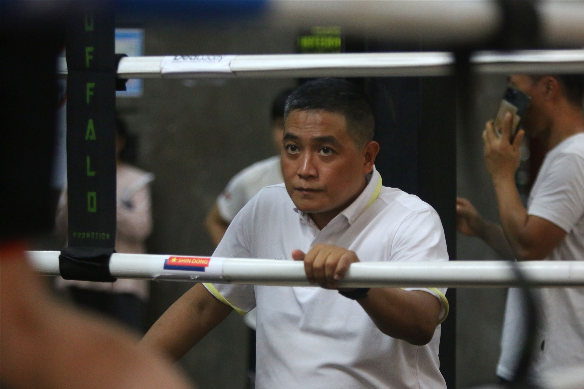 Ông Bùi Cao Nhân, Trưởng bộ môn boxing của Sở Văn hóa - Thể thao TPHCM chăm chú theo dõi các vận động viên địa phương thi đấu giao hữu. Ảnh: Phong Lê