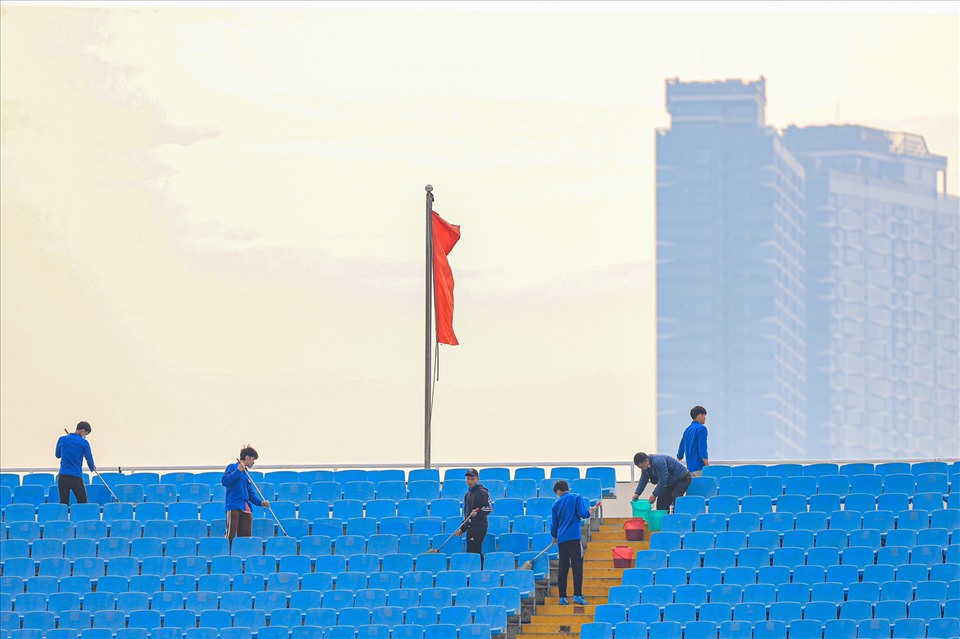 Sáng 7.1, hơn 100 sinh viên tình nguyện của trường Đại học TDTT Từ Sơn (Bắc Ninh) đã có mặt tại sân Mỹ Đình để bắt tay vào công việc dọn dẹp, vệ sinh khán đài và các cơ sở vật chất, phòng chức năng khác để chuẩn bị cho trận bán kết lượt về AFF Cup giữa tuyển Việt Nam và Indonesia.