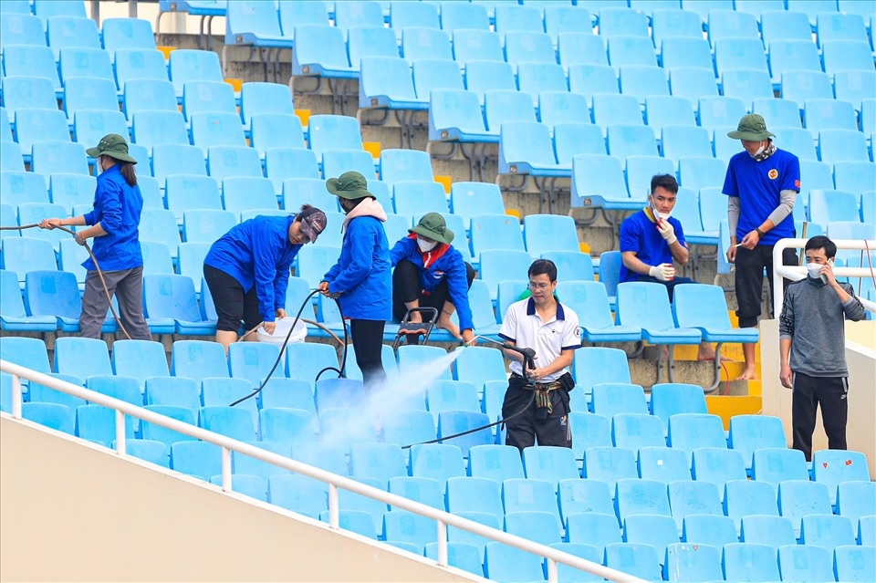 Hơn 100 sinh viên tình nguyện dọn dẹp sân Mỹ Đình trước bán kết AFF Cup