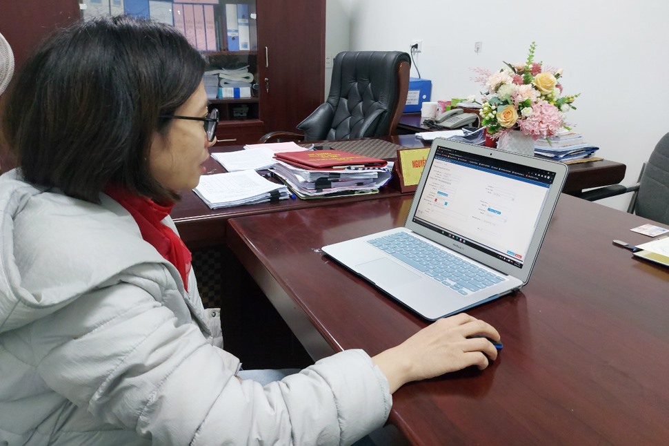 Bà Hằng - Phó Giám đốc Trung tâm Hành chính công thành phố Hà Tĩnh bên chiếc máy tính đã liên thông dữ liệu có thể khai thác thông tin của công dân phục vụ cho công việc. Ảnh: Trần Tuấn.