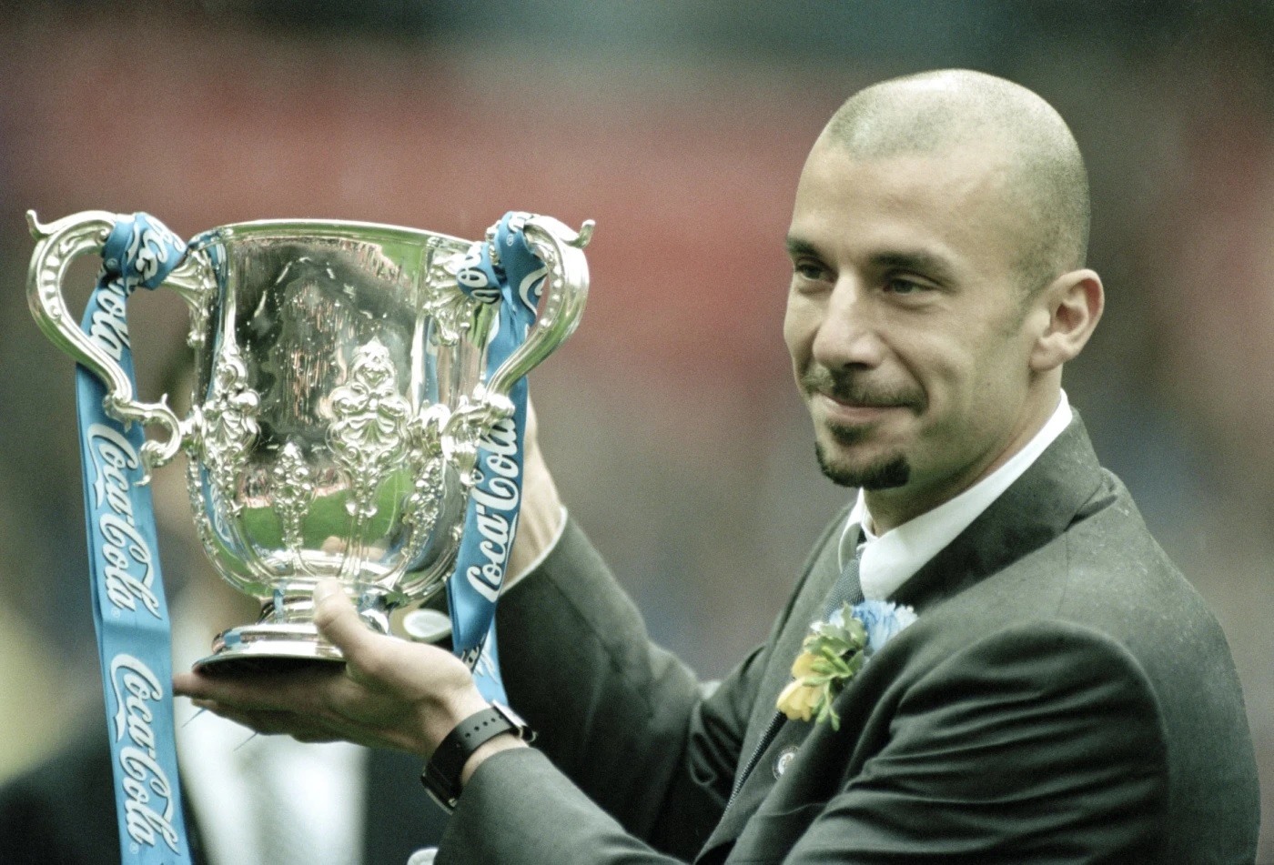 Ở cả cương vị cầu thủ và huấn luyện viên, Vialli đã nâng cao nhiều danh hiệu với Chelsea như FA Cup, League Cup, UEFA Cup Winners' Cup (cúp C2 cũ). Ảnh: AFP