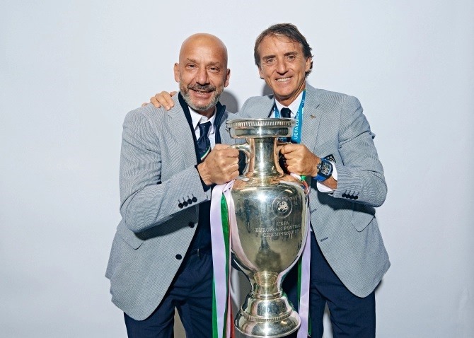 Khoảnh khắc vô địch EURO 2020 với Vialli và Mancini mới như ngày hôm qua. Ảnh: UEFA