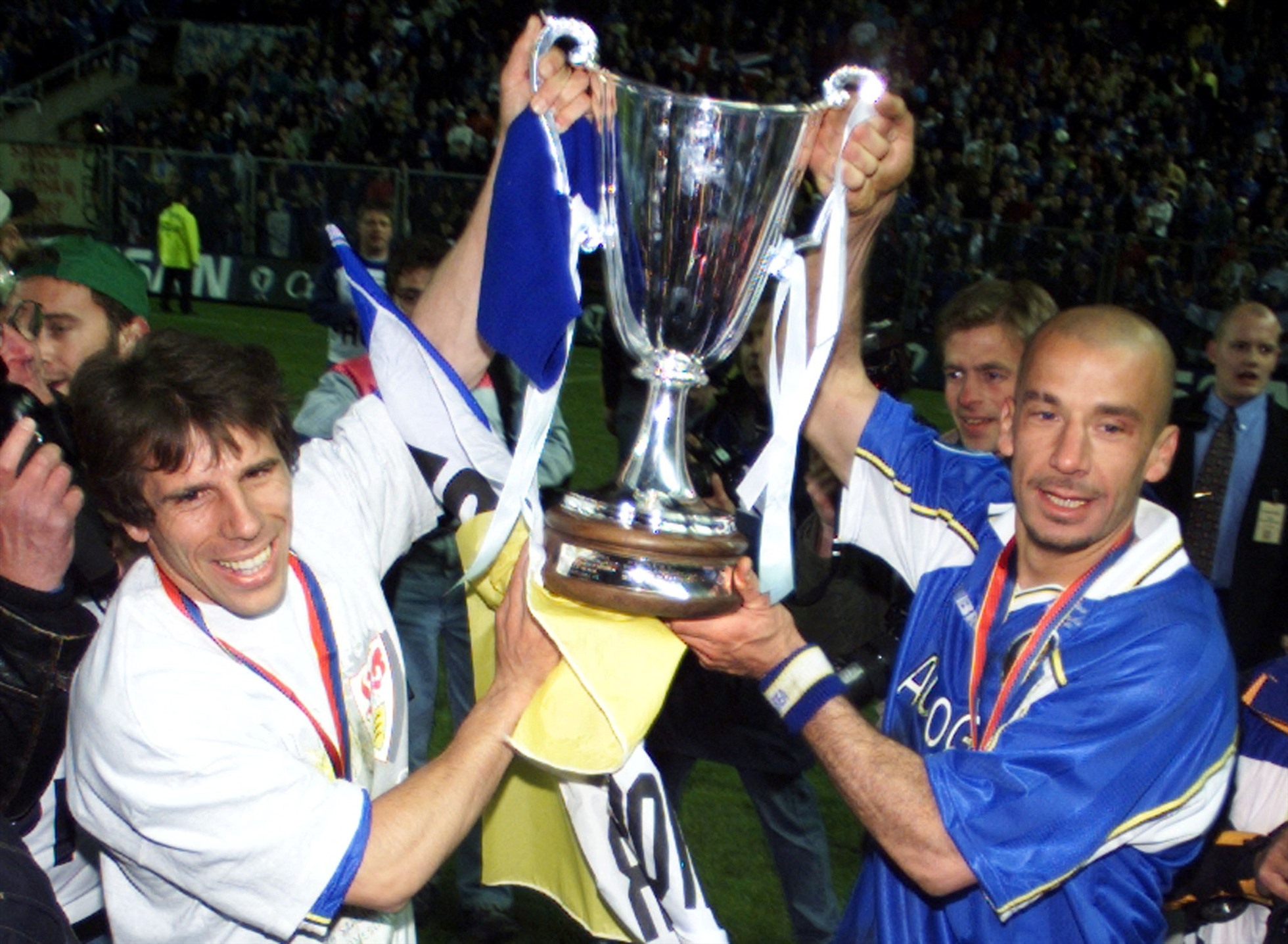 Ở cả cương vị cầu thủ và huấn luyện viên, Vialli đã nâng cao nhiều danh hiệu với Chelsea như FA Cup, League Cup, UEFA Cup Winners' Cup (cúp C2 cũ). Ảnh: AFP