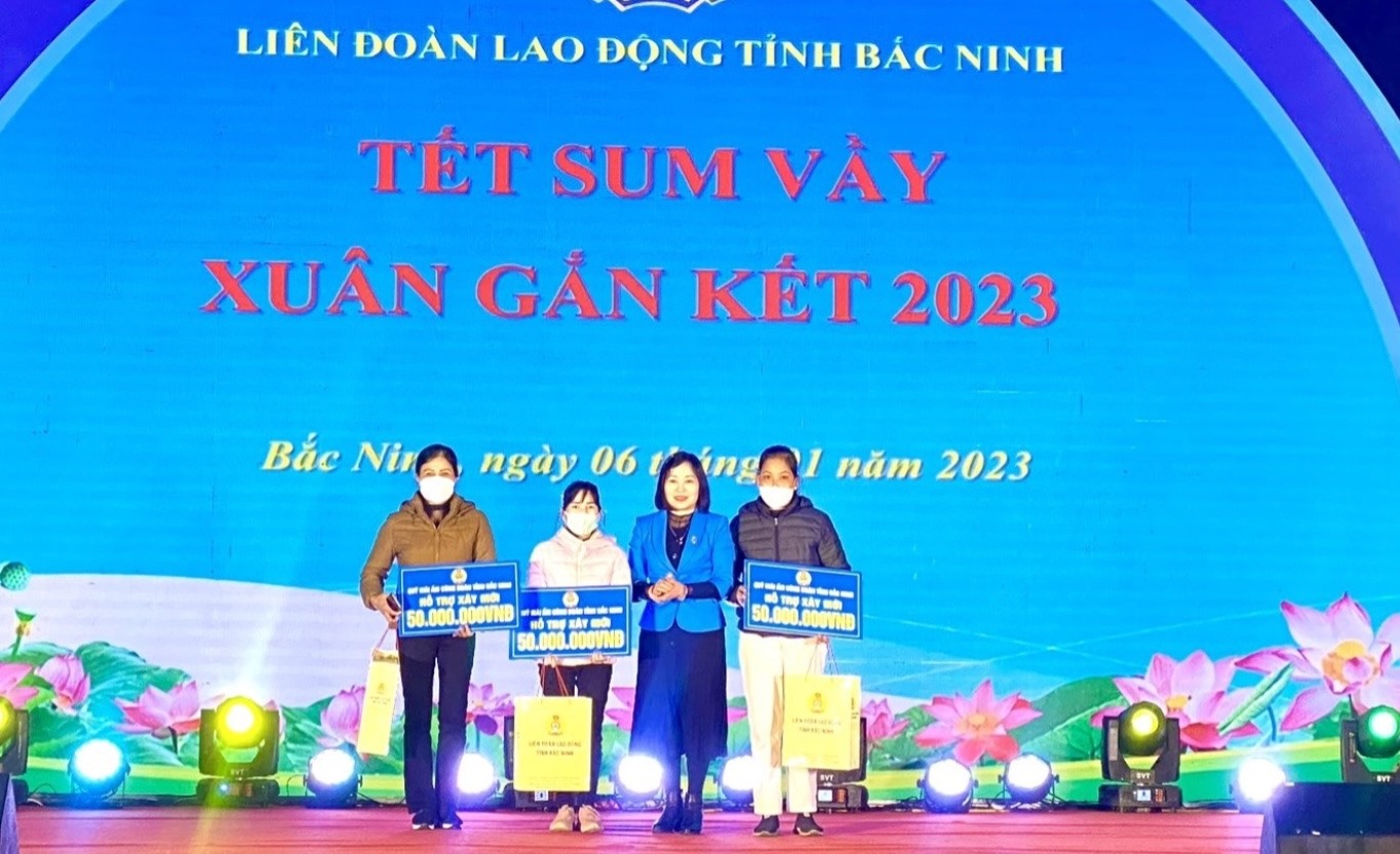 Lãnh đạo Liên đoàn Lao động tỉnh Bắc Ninh trao hỗ trợ xây mới “Mái ấm Công đoàn” cho đoàn viên có khó khăn về nhà ở. Ảnh: Nguyễn Hoàng