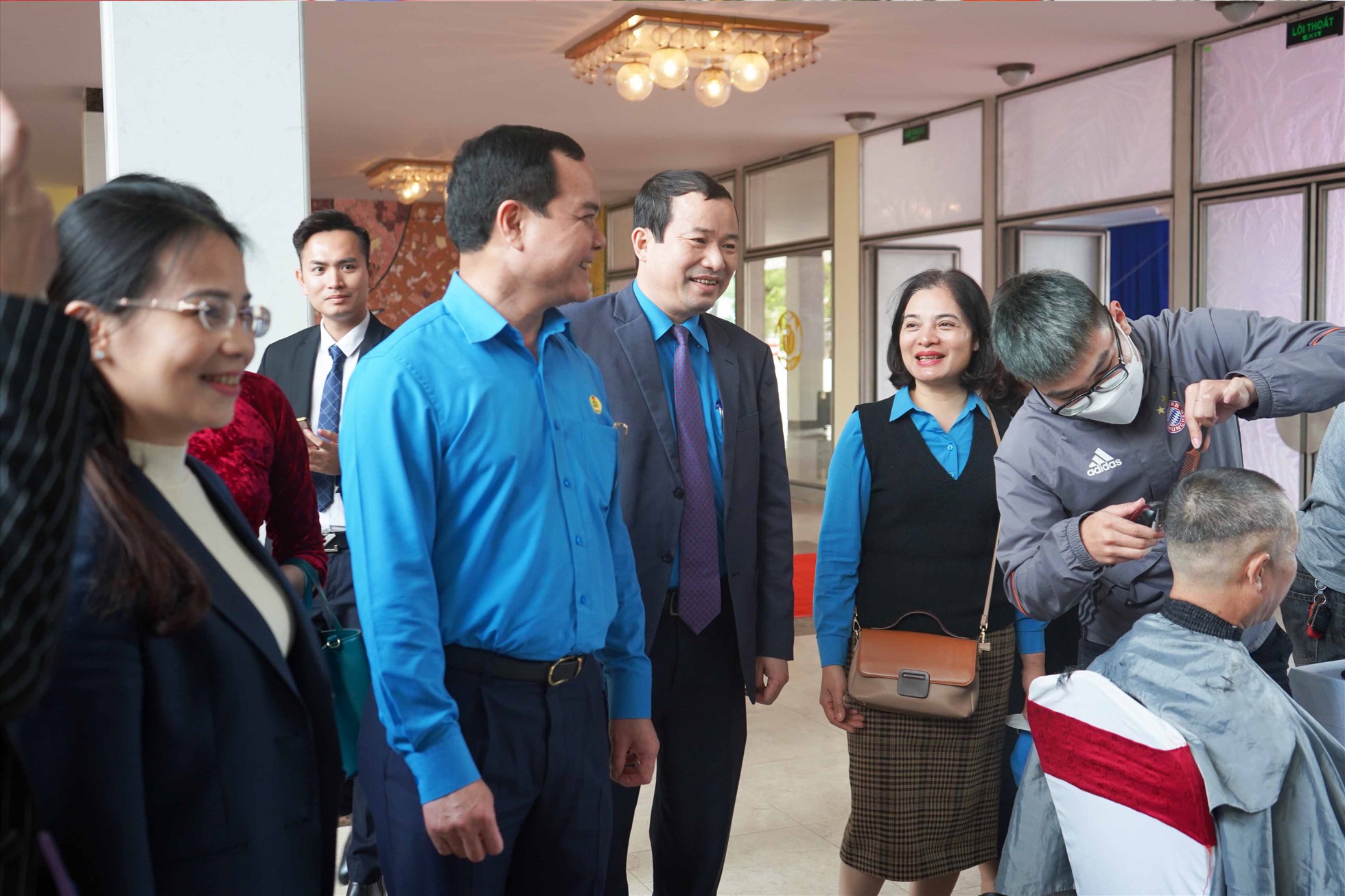 Chủ tịch Tổng Liên đoàn Lao động Việt Nam tham quan gian hàng cắt tóc, tặng áo dài miễn phí cho công nhân, người lao động. Ảnh: T.Hà