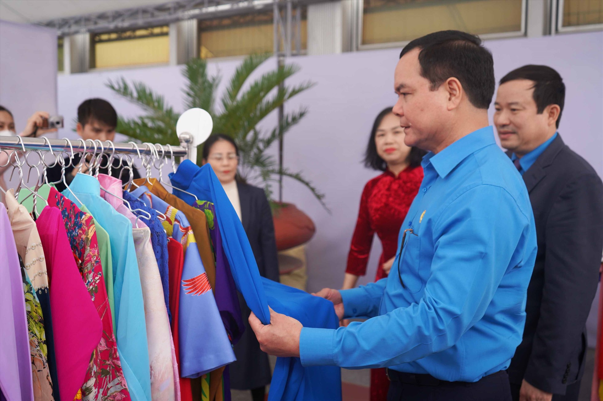 Chủ tịch Tổng Liên đoàn Lao động Việt Nam tham quan gian hàng cắt tóc, tặng áo dài miễn phí cho công nhân, người lao động. Ảnh: T.Hà