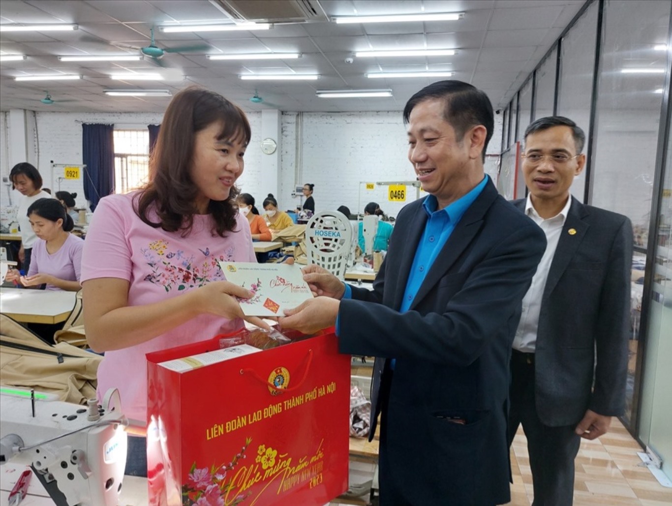 Phó Chủ tịch Liên đoàn Lao động Thành phố Hà Nội Phạm Bá Vĩnh trao hỗ trợ Tết cho người lao động tại nơi làm việc. Ảnh: Ngọc Ánh
