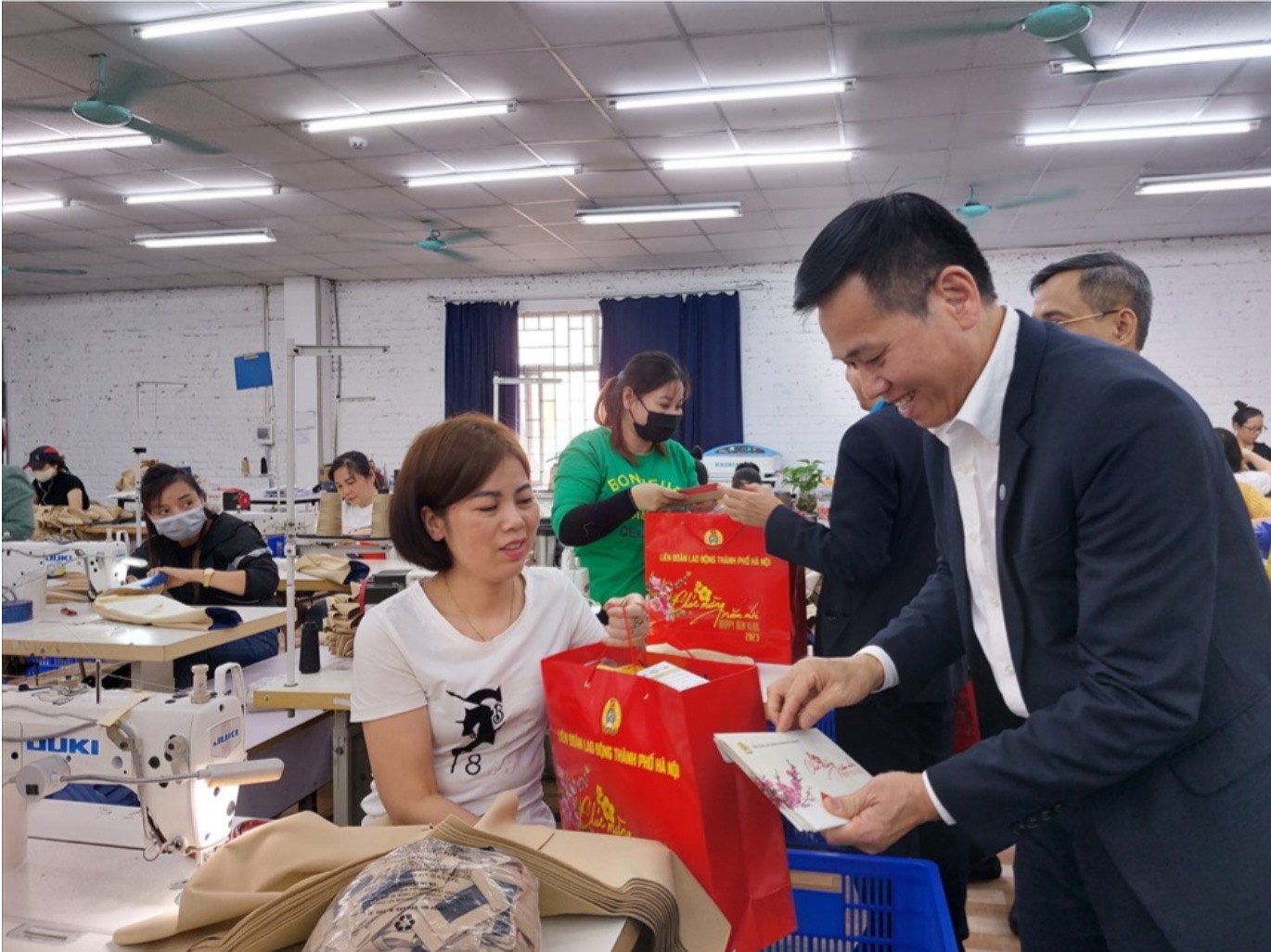 Chánh Văn phòng Liên đoàn Lao động Thành phố Hà Nội Nguyễn Bá Châu tặng quà công nhân khó khăn. Ảnh: Ngọc Ánh