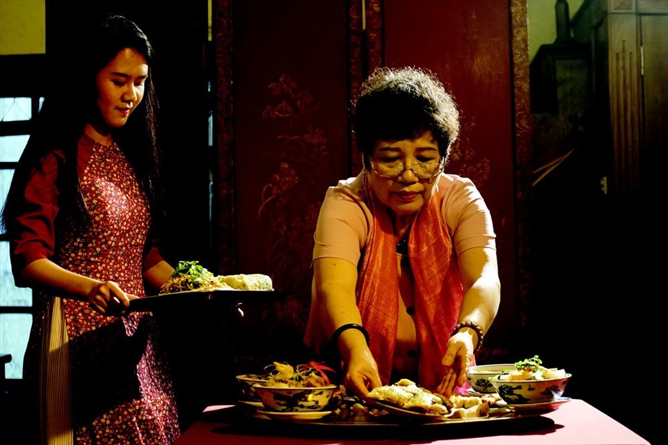 Nghệ nhân ẩm thực dân gian Ánh Tuyết trình bày món ăn theo chuẩn truyền thống. Ảnh: Nhân vật cung cấp