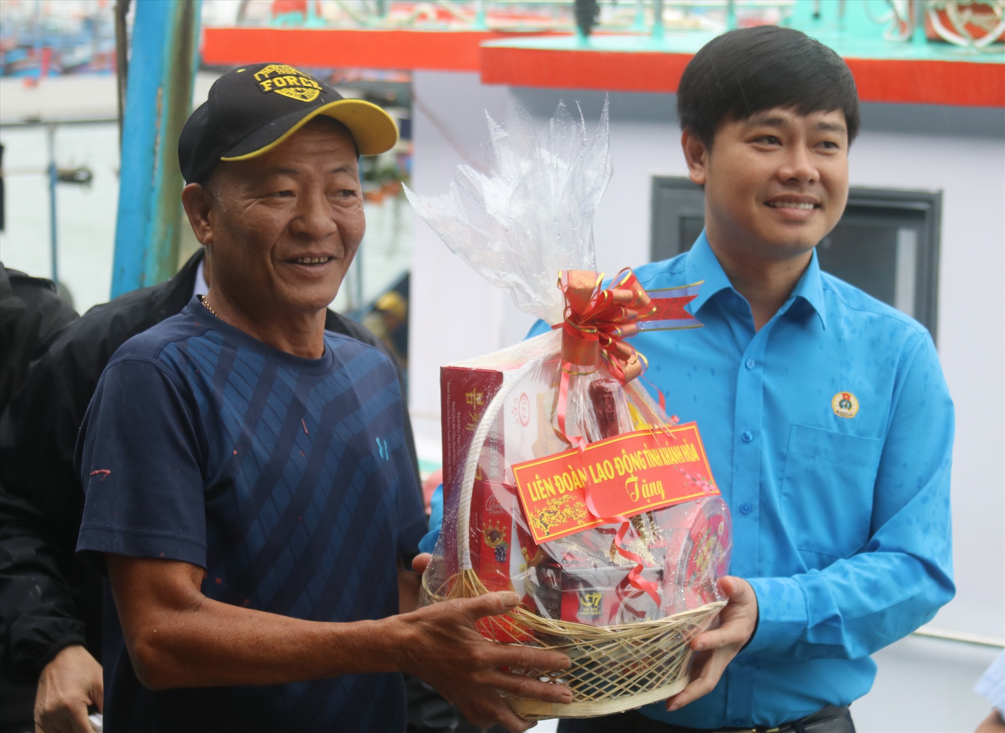 Lãnh đạo LĐLĐ Khánh Hòa tặng quà động viên thuyền viên tàu KH96877TS ra quân chuyến biển đầu năm. Ảnh: Phương Linh