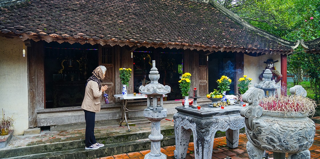 Đền thờ được nhiều người dân, du khách tới tham quan, dâng hương lễ bái.