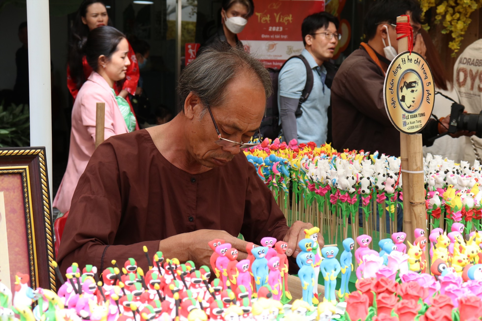 Gian hàng nặn tò he của nghệ nhân Lê Xuân Tùng cũng nhận được nhiều sự quan tâm. Để đáp ứng thị hiếu của khách hàng, nghệ nhân đã sáng tạo dựa theo nhiều hình tượng ngoại quốc như: siêu nhân, siêu anh hùng, Pokemon...