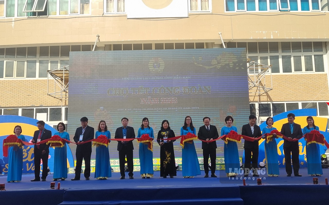 Các đại biểu cắt băng khai mạc “Chợ Tết Công đoàn năm 2023“. Ảnh: Nguyễn Kiên.