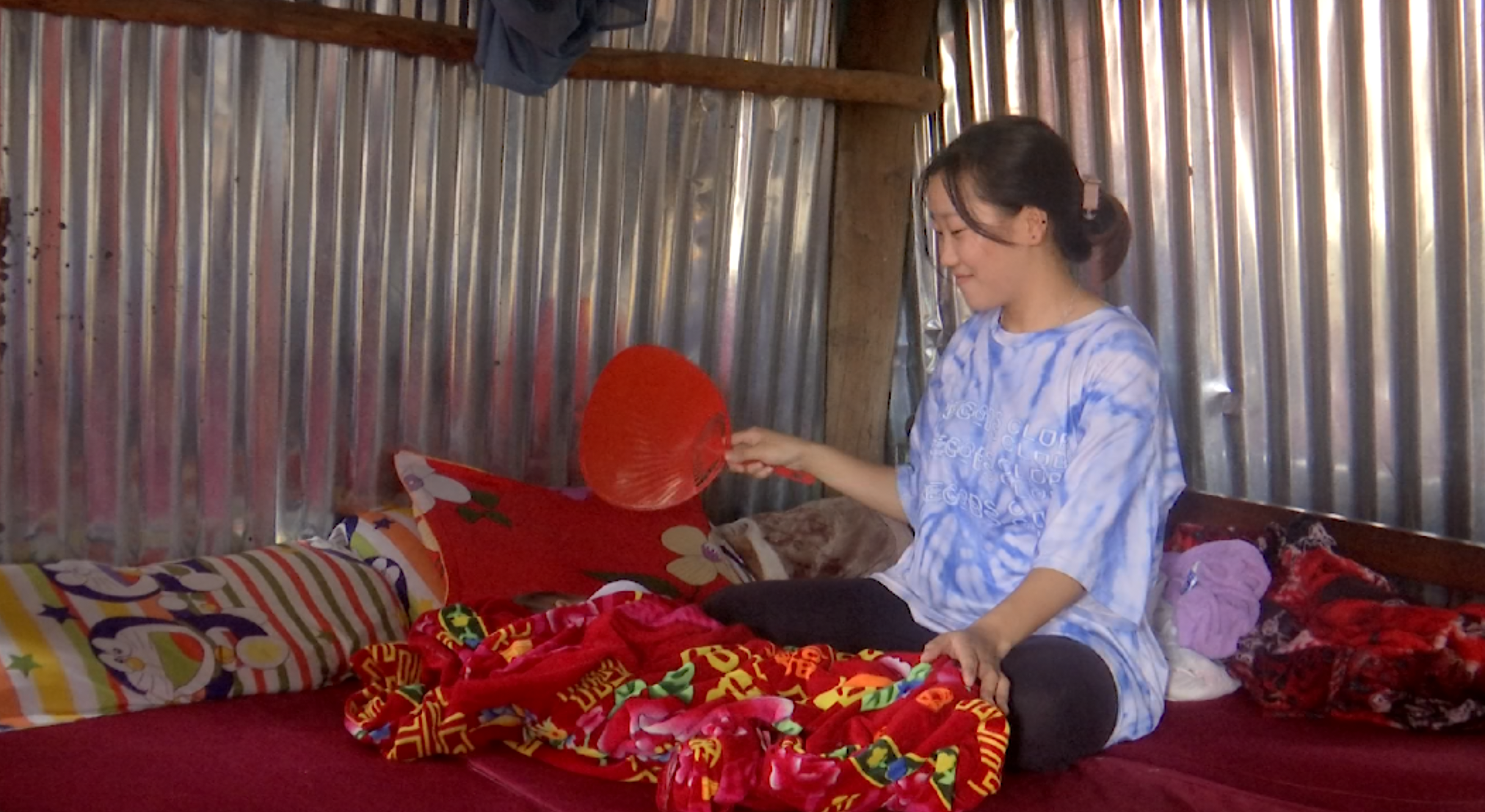 Một bà mẹ “tuổi teen” ở Đắk Lắk đang chăm con nhỏ. Ảnh: Bảo Trung