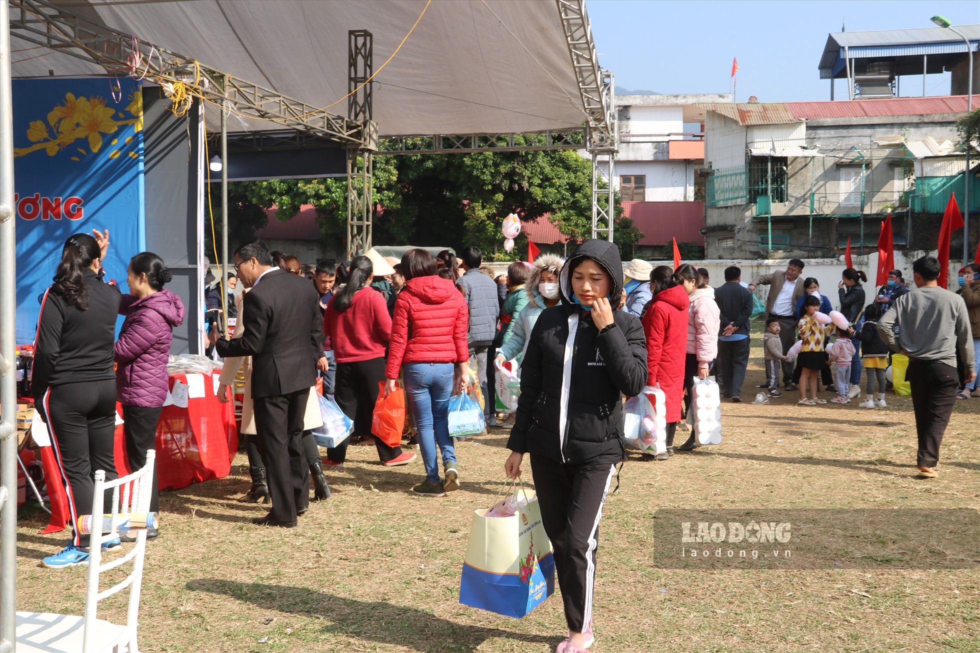 Có mặt tại phiên chợ, theo ghi nhận của PV Báo Lao Động, ngay từ sáng sớm, khi chương trình khai mạc vừa mới bắt đầu, rất đông đảo đoàn viên, người lao động và bà con nhân dân đã có mặt tại các gian hàng để lựa chọn các sản phẩm.
