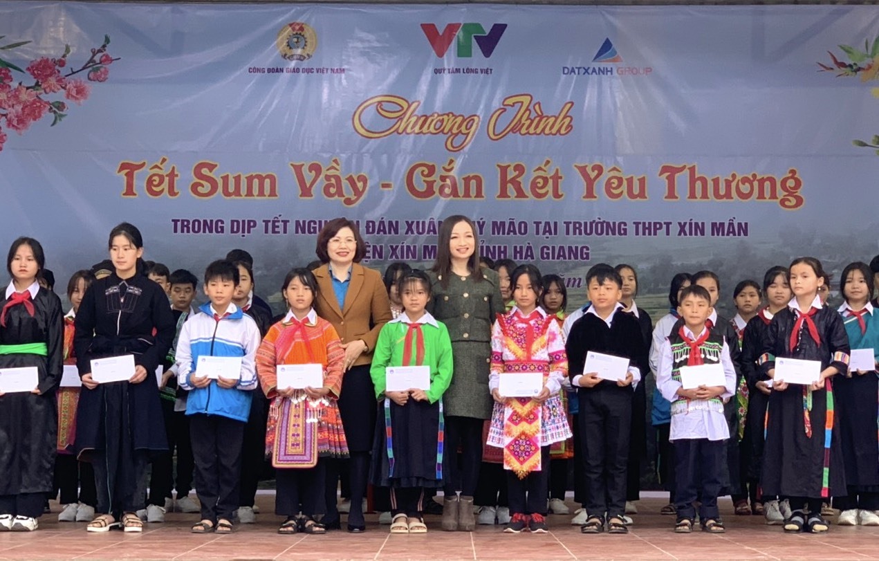 Công đoàn Giáo dục Việt Nam, Quỹ Tấm lòng Việt và các nhà tài trợ tặng quà cho các em học sinh. Ảnh: Thu Hằng.