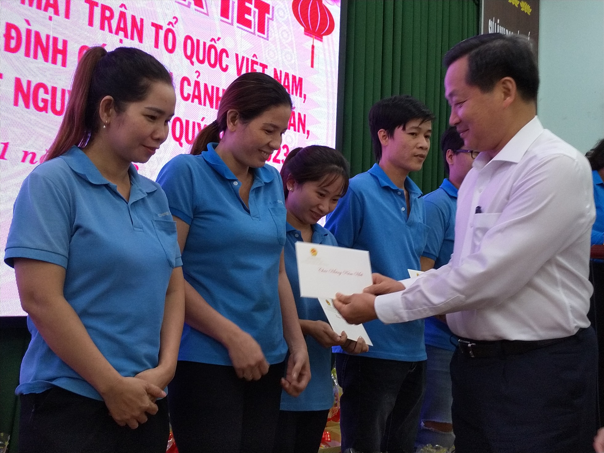 Phó Thủ tướng Lê Minh Khái trao quà cho CNLĐ. Ảnh: Kỳ Quan