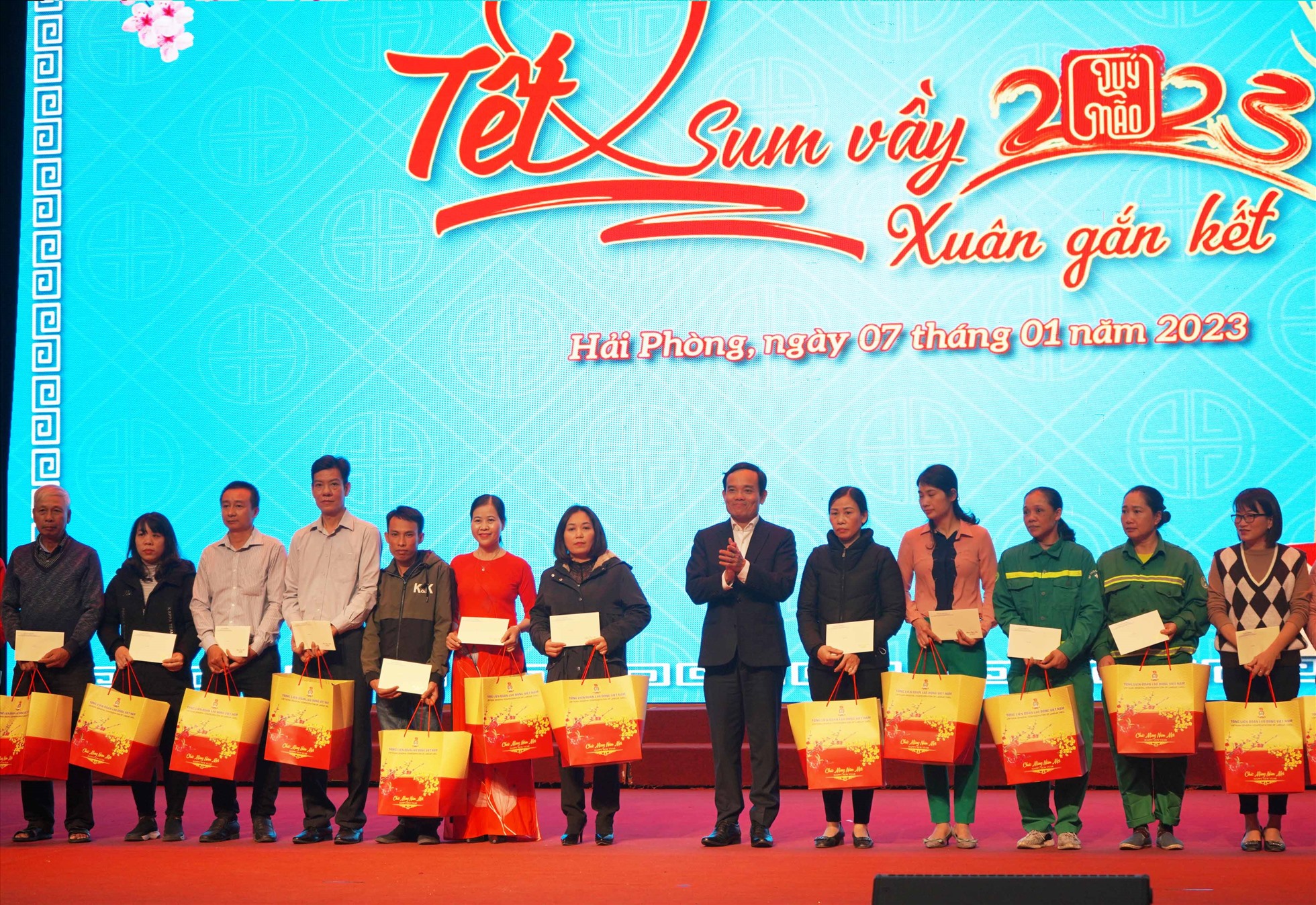 Phó Thủ tướng Trần Lưu Quang tặng quà Tết cho công nhân trong chương trình Tết Sum vầy