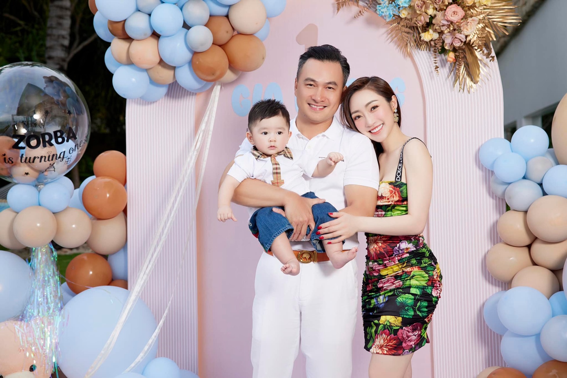 Chi Bảo khoe ảnh cùng gia đình tổ chức tiệc sinh nhật cho con trai. Ảnh: Facebook nhân vật