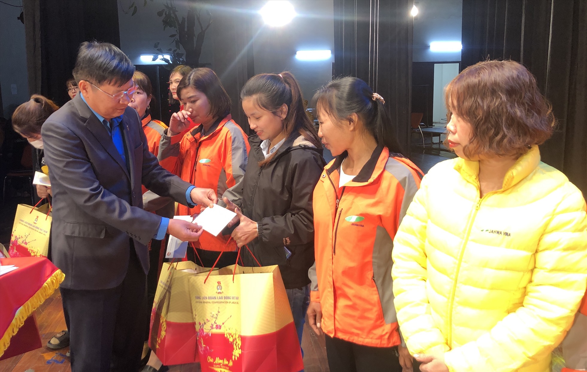 Ông Phan Văn Anh – Phó Chủ tịch Tổng Liên đoàn Lao động Việt Nam - trao quà cho công nhân lao động khó khăn tại chương trình. Ảnh: Bảo Hân