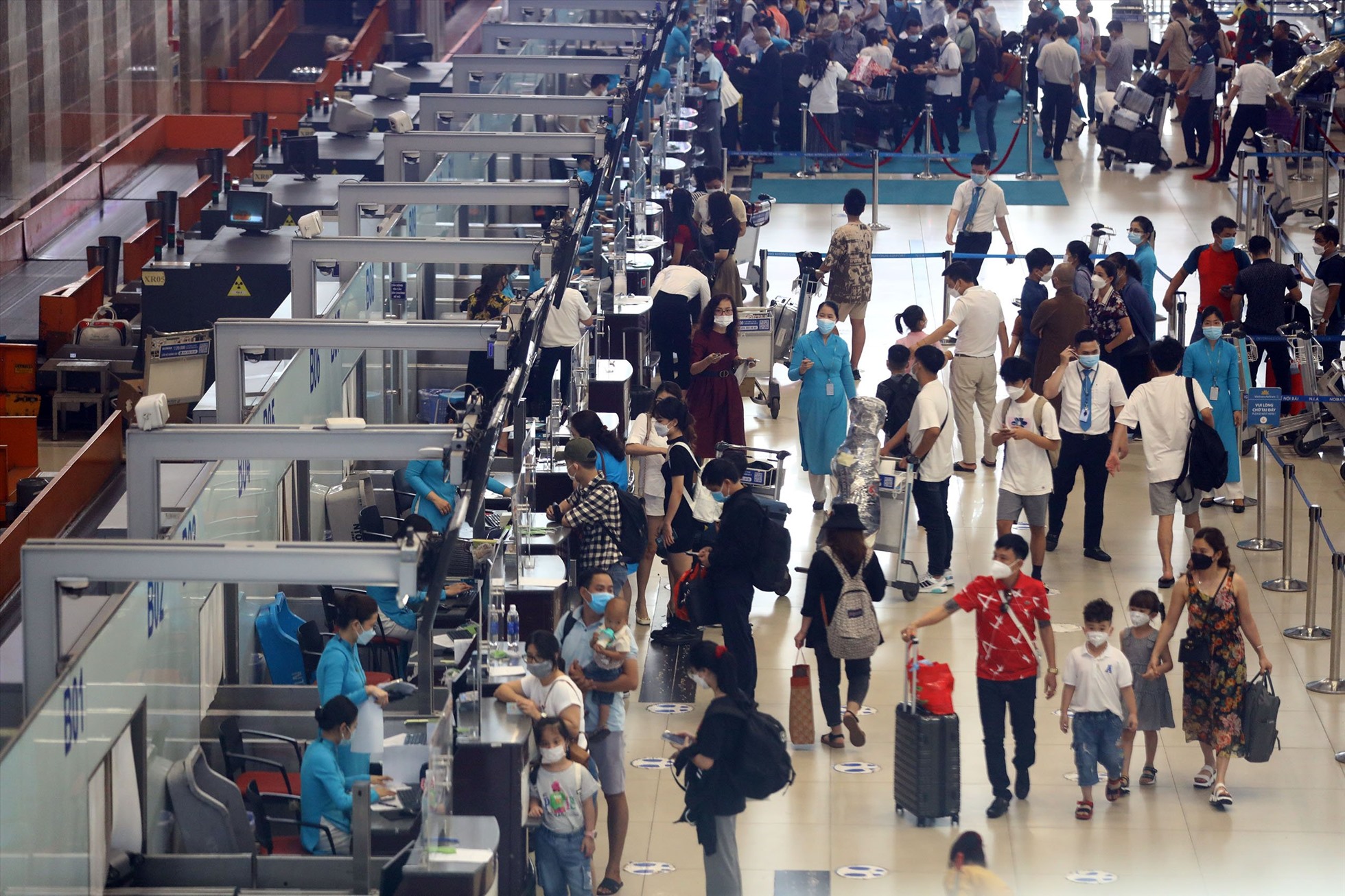 Căn cứ lượng khách tại các khung giờ, NIA mở tối đa các quầy check-in. Ảnh Như Hà