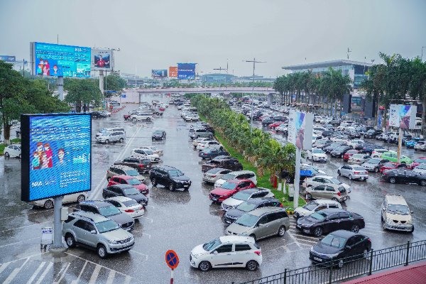 Sân đỗ ô tô phía trước Nhà ga hành khách  T1. Ảnh Phan Công