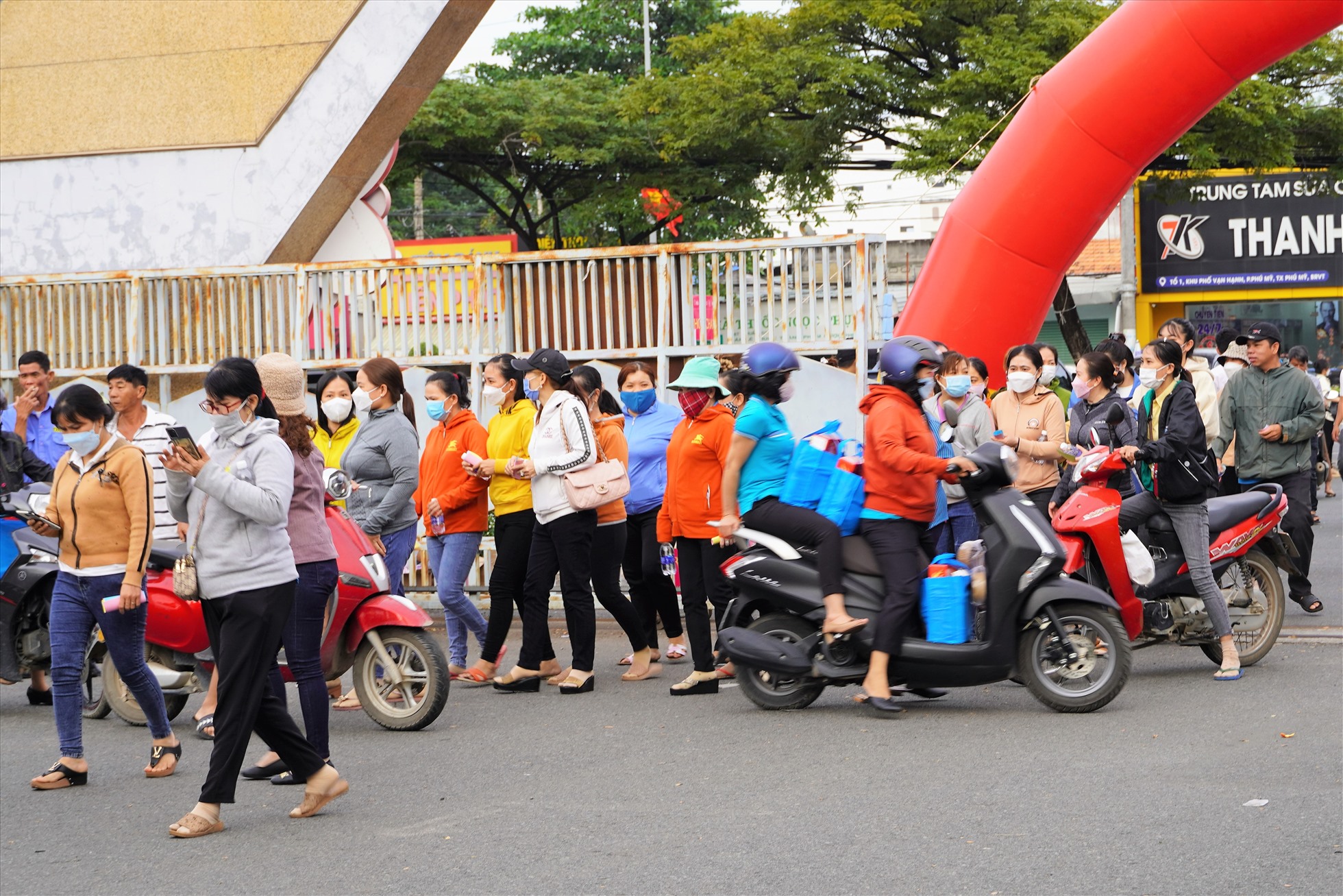 Khoảng 15h, đông đảo người lao động bắt đầu di chuyển đến khu vực tổ chức tham gia phiên chợ. Ảnh: Thành An