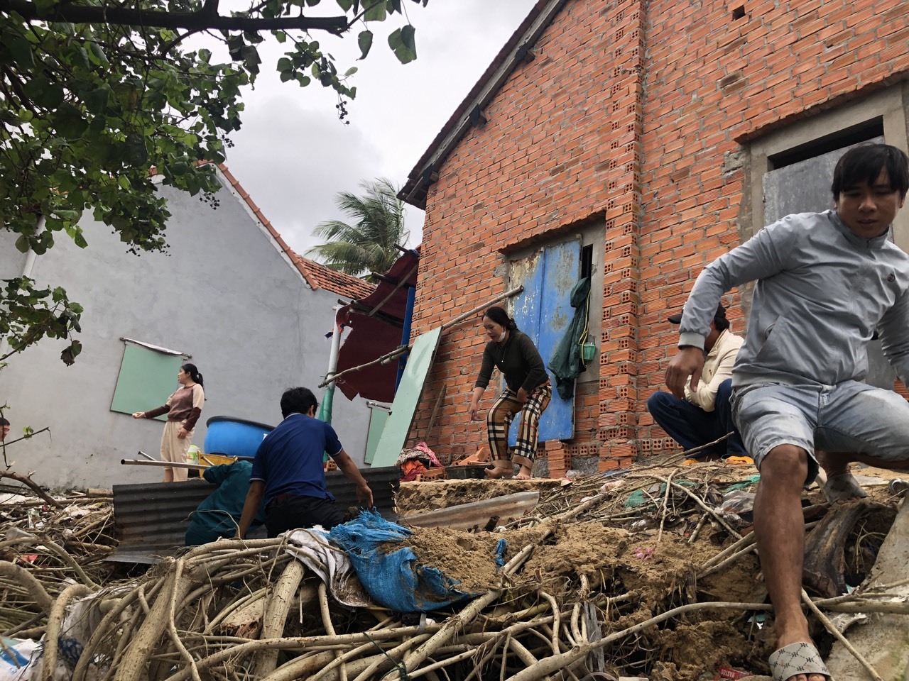 Triều cường đánh sát vào nhà dân cư khu vực dân cư huyện Tuy An, Phú Yên. Ảnh: Nguyễn Linh