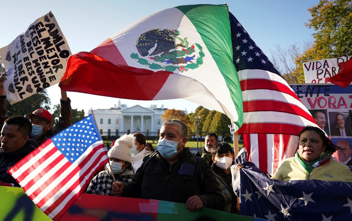 Người ủng hộ Tổng thống Mexico Andres Manuel Lopez Obrador tập trung trước Nhà Trắng, nhân chuyến thăm Mỹ ngày 18.11.2021. Ảnh: Reuters