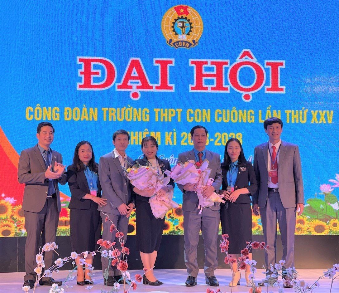 Ban Chấp hành Công đoàn trường THPT Con Cuông nhiệm kỳ 2023 - 2028 ra mắt Đại hội. Ảnh: Quang Đại