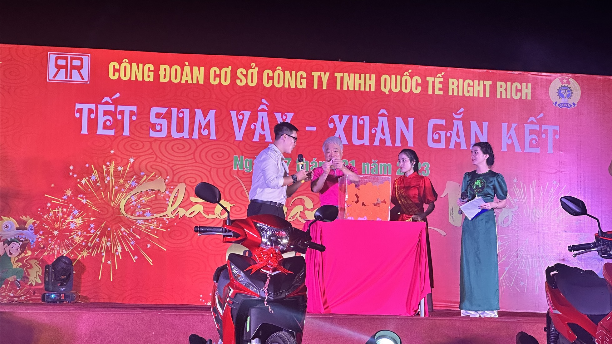 Hồi hợp bốc thăm tìm chủ nhân các giải thưởng xe máy. Ảnh: Duy Tuấn