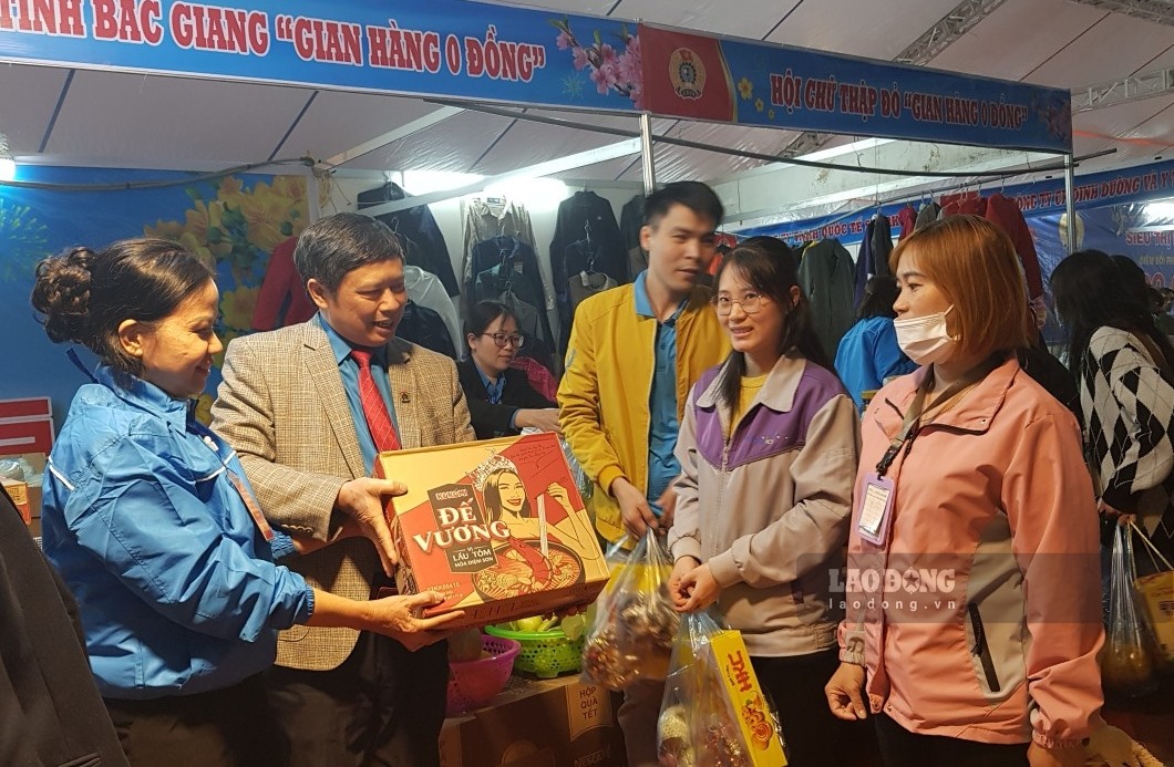 Ông Nguyễn Văn Cảnh đi thăm và trao hàng cho công nhân.