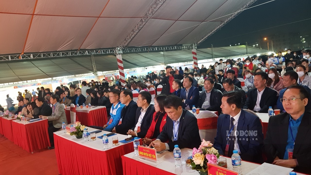 Các đại biểu đến tham dự Khai mạc chương trình Tết xum vầy – Xuân gắn kết năm 2023 tại Bắc Giang. Ảnh: Thu Hà