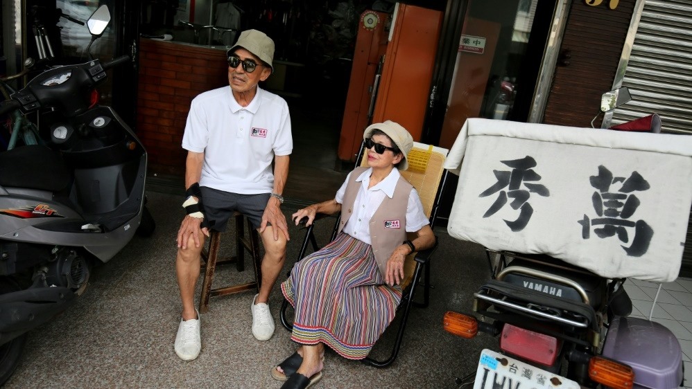 Vợ chồng nên duy trì những sở thích cá nhân, làm những việc khác nhau khi ở bên nhau để thêm sắc màu cho cuộc sống về hưu. Ảnh: AFP