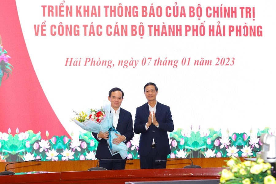Phó Bí thư Thành ủy Hải Phòng Đỗ Mạnh Hiến chúc mừng Phó Thủ tướng Trần Lưu Quang. Ảnh: Đàm Thanh