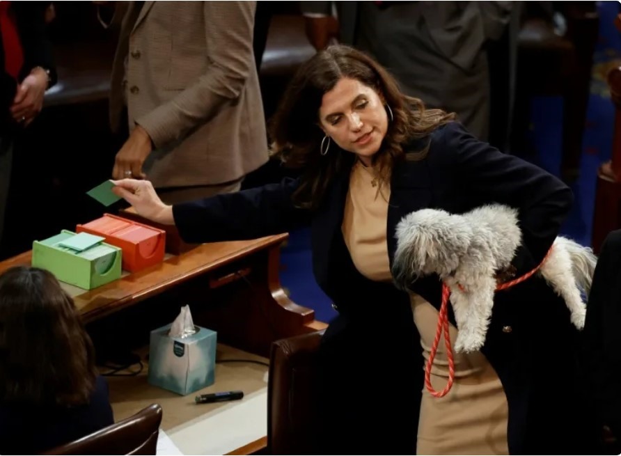 Hạ nghị sĩ Nancy Mace thuộc đảng Cộng hòa ôm chú chó Libby để bỏ phiếu bầu ngày 5.1. Ảnh: AFP