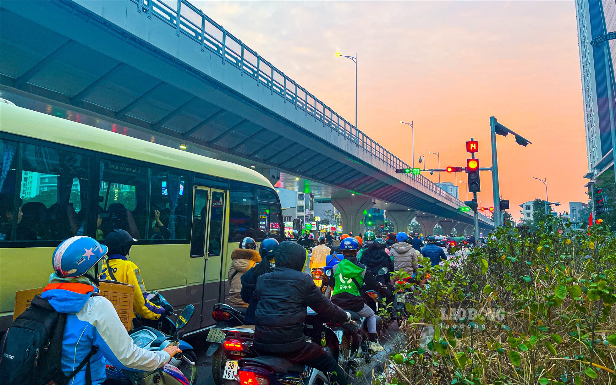 Thời gian qua, toàn bộ trục đường từ Ngã Tư Sở đến lối lên cầu Vĩnh Tuy, cảnh ùn tắc thường xuyên xảy ra, gây bức xúc cho người tham gia giao thông. Dự kiến sau khi dự án được thông xe cảnh tượng này sẽ giảm thiểu.