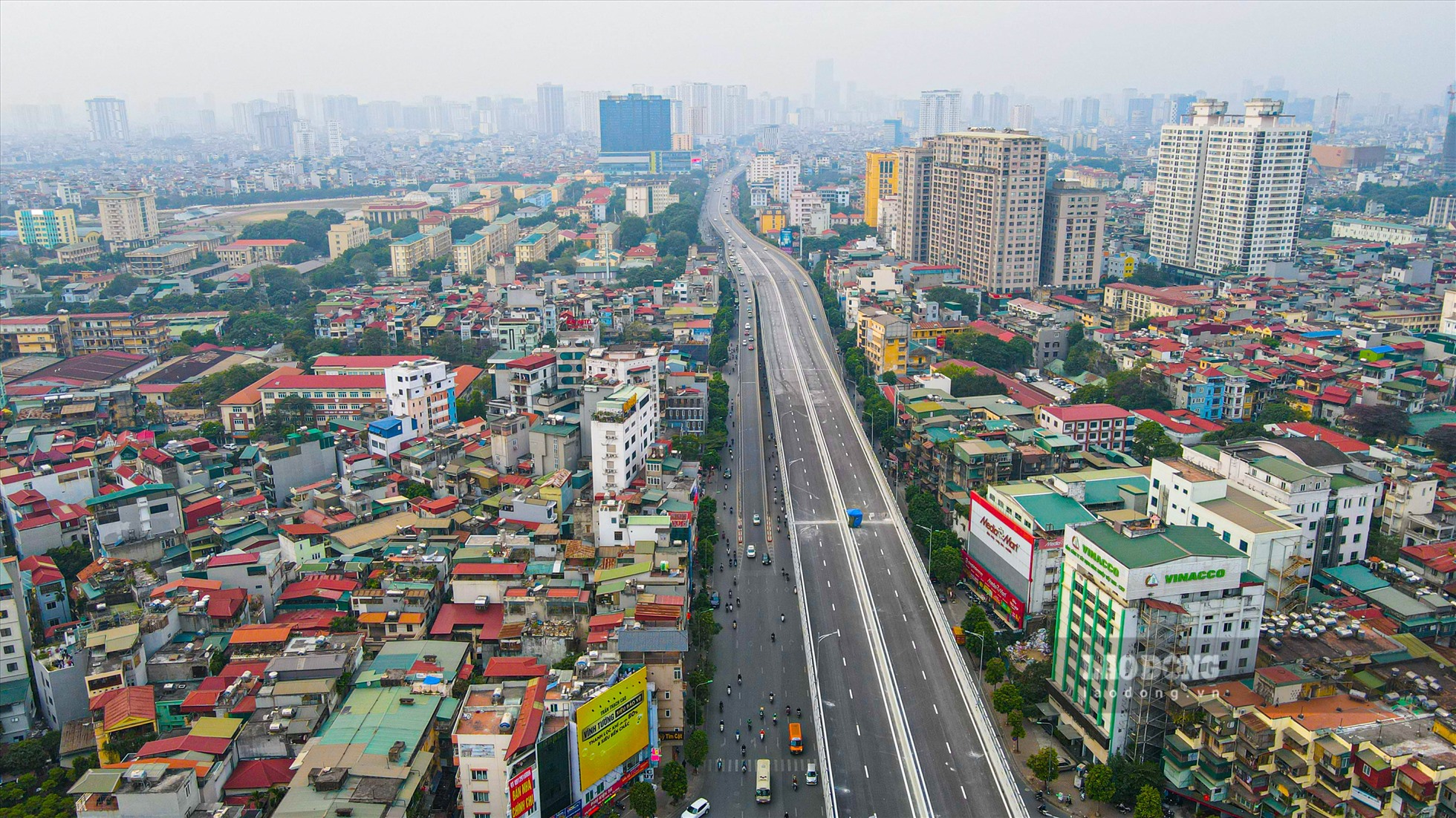 Dự án đường Vành đai 2 trên cao đoạn Vĩnh Tuy - Ngã Tư Sở, bao gồm cả tuyến đường bộ trên cao và phần mở rộng dưới thấp, có tổng vốn đầu tư hơn 9.400 tỷ đồng.