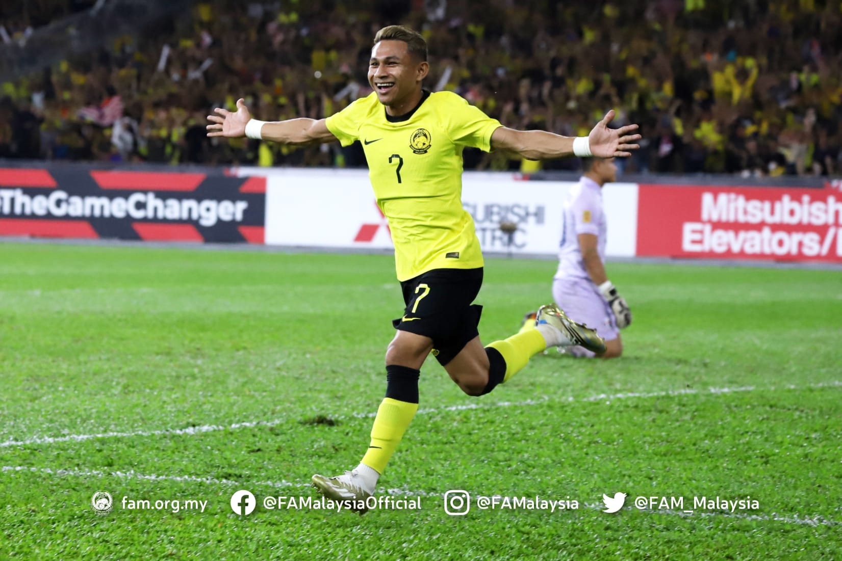 Lợi thế sân nhà nhanh chóng được Malaysia triển khai thành lợi thế bàn thắng. Phút 11, Faisal Halim bất ngờ xâm nhập vòng cấm, đệm bóng cận thành ghi bàn mở tỉ số cho “Những chú hổ“.